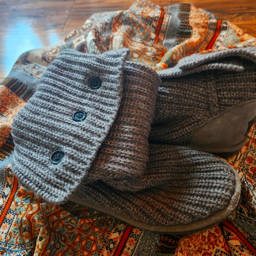 Grey, knit uggs, sizs 6